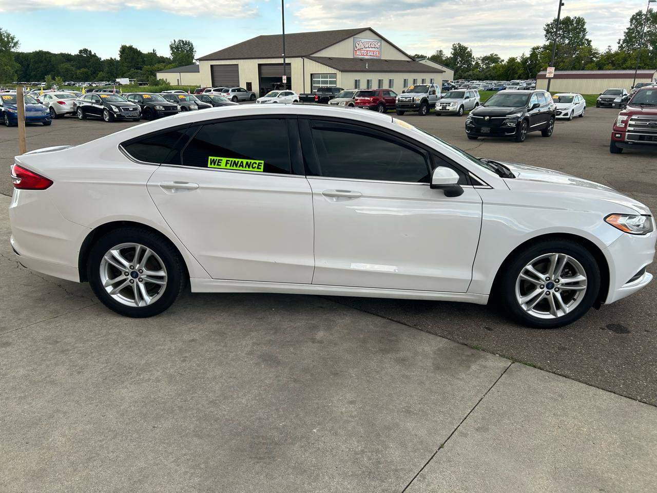 Used 2018 Ford Fusion SE w/ Fusion SE Technology Package FWD image 4