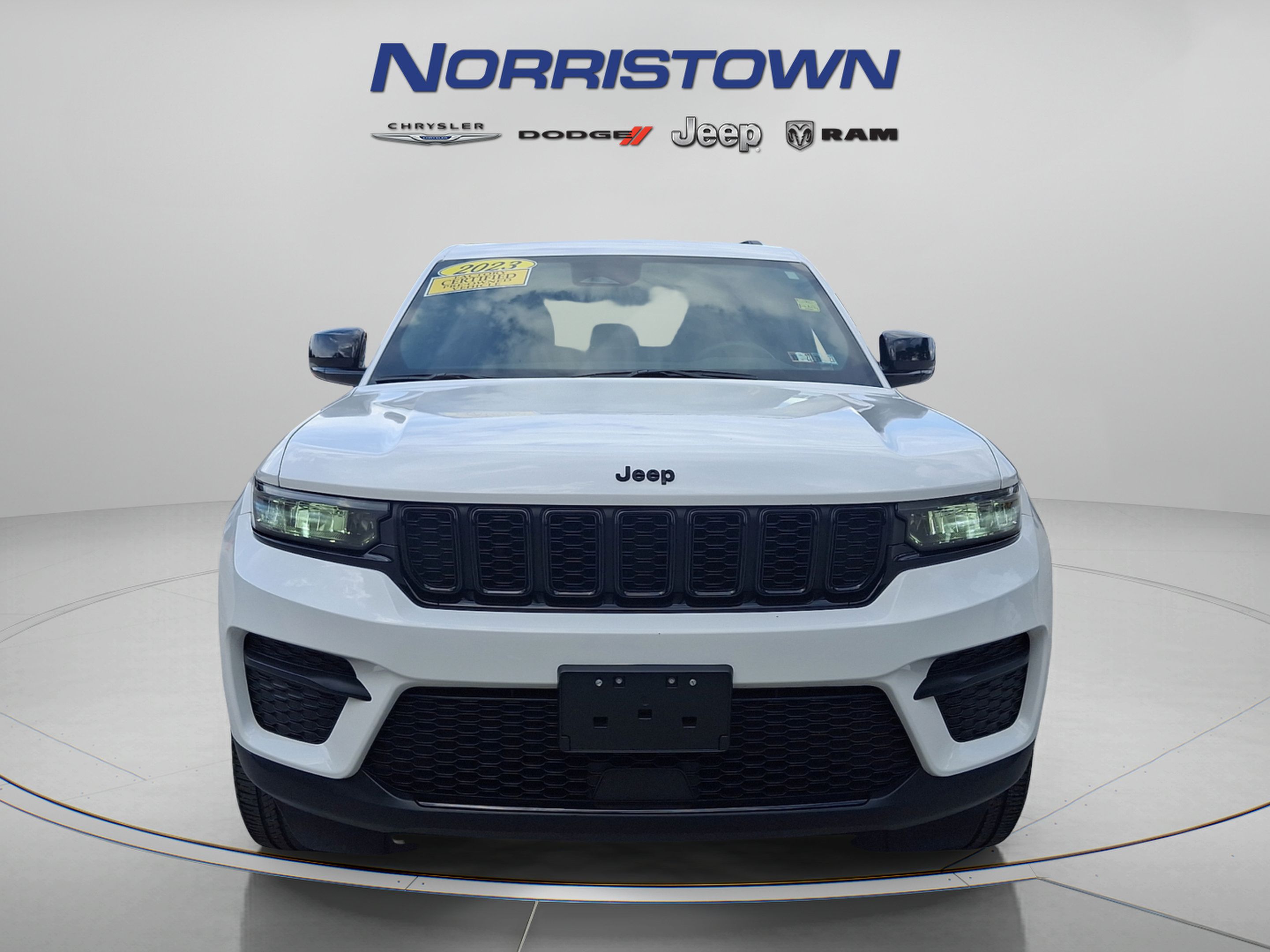 Used 2023 Jeep Grand Cherokee Altitude AWD/4WD image 2