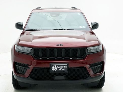Used 2024 Jeep Grand Cherokee Altitude image 4