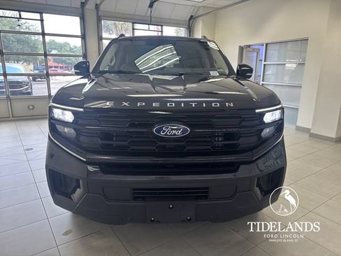 Certified 2025 Ford Expedition Active RWD image 3