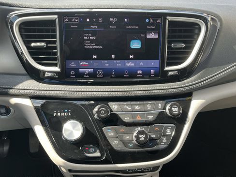Used 2022 Chrysler Pacifica Touring-L w/ Uconnect Theater Family Group FWD image 20