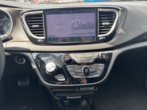 Used 2025 Chrysler Pacifica Select image 17