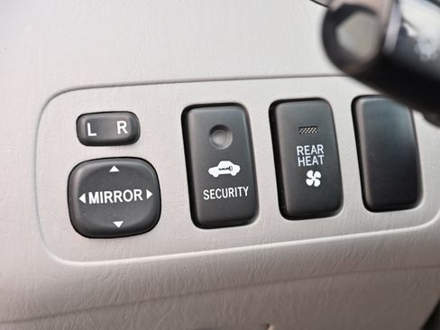 Used 2005 Toyota Highlander Limited AWD/4WD image 49