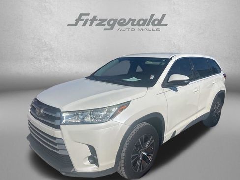 Used 2018 Toyota Highlander LE image 2