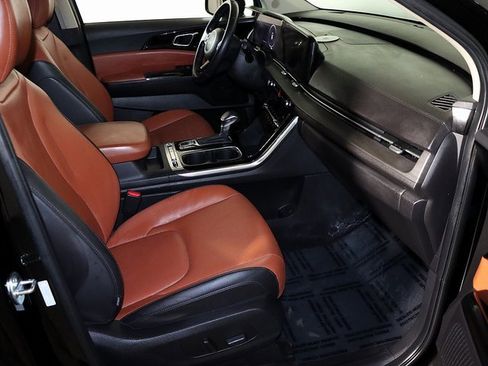 Used 2023 Kia Carnival SX image 35