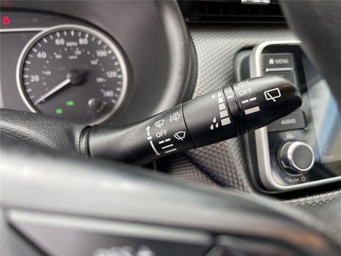 Used 2019 Nissan Kicks SR image 16