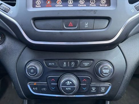 Used 2022 Jeep Cherokee Latitude Lux w/ Sun & Sound Group AWD/4WD image 23