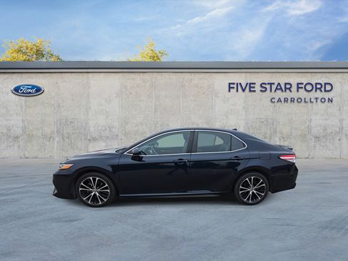 Used 2020 Toyota Camry SE image 5