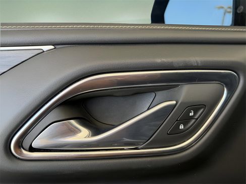 Used 2023 GMC Yukon XL SLT w/ SLT Luxury Package image 11