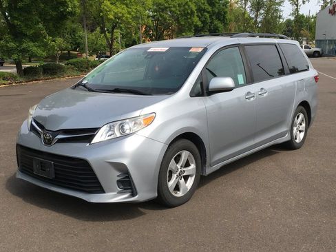 Used 2020 Toyota Sienna LE w/ Carpet Mat Package FWD image 1