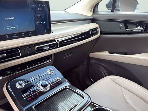 Used 2022 Lincoln Nautilus FWD w/ Premium Package image 19