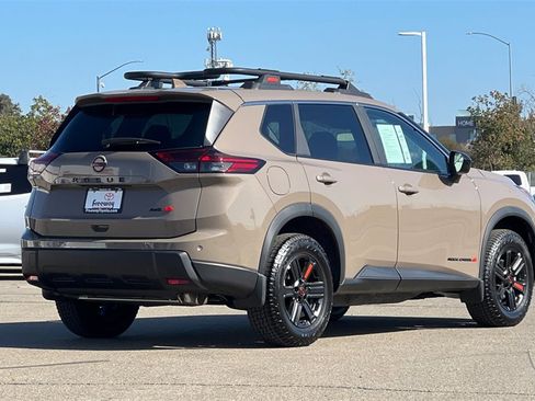 Used 2025 Nissan Rogue SV image 5