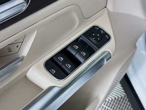Used 2025 Mercedes-Benz GLB 250 4MATIC image 18
