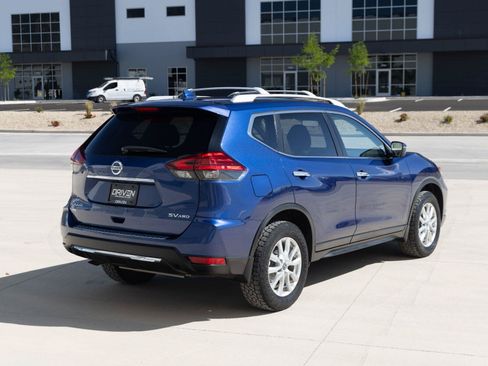 Used 2017 Nissan Rogue SV AWD/4WD image 5