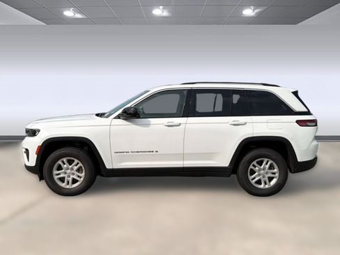 Used 2023 Jeep Grand Cherokee Laredo w/ Luxury Tech Group I AWD/4WD image 2