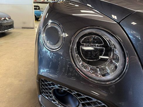 Used 2018 Bentley Bentayga image 24