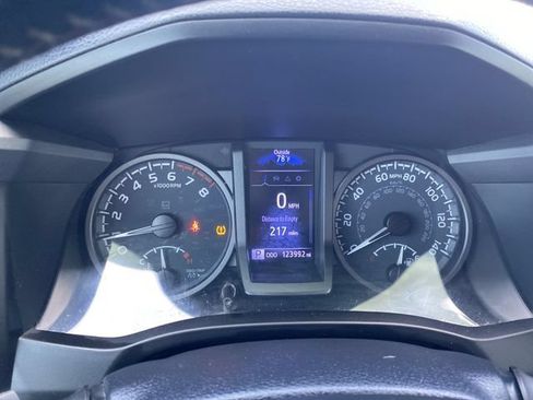 Used 2020 Toyota Tacoma TRD Off-Road w/ Blackout Package AWD/4WD image 15