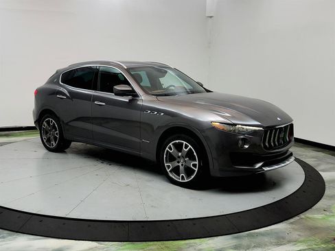 Used 2018 Maserati Levante GranLusso AWD/4WD image 3