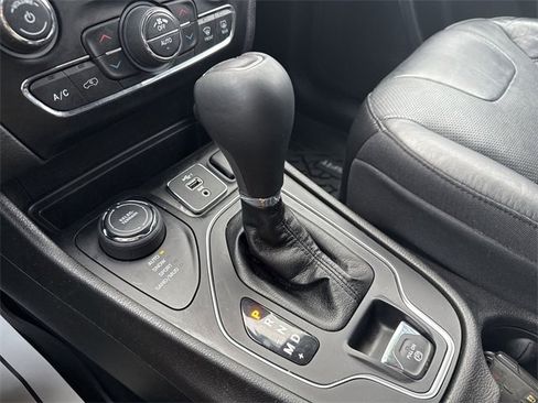 Used 2021 Jeep Cherokee Latitude Lux w/ Comfort/Convenience Group image 16