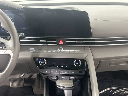 Used 2023 Hyundai Elantra SEL w/ Convenience Package FWD image 18