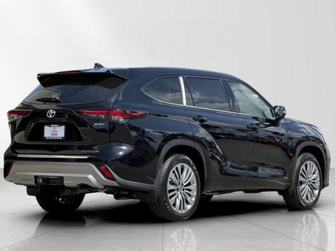 New 2026 Toyota Highlander Platinum AWD/4WD image 3