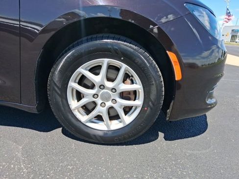 Used 2017 Chrysler Pacifica Touring FWD image 3