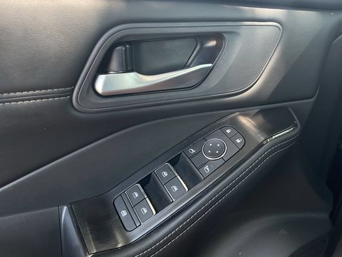 Used 2025 Nissan Rogue SV FWD image 19