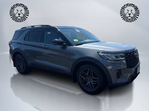 Used 2025 Ford Explorer ST AWD/4WD image 3