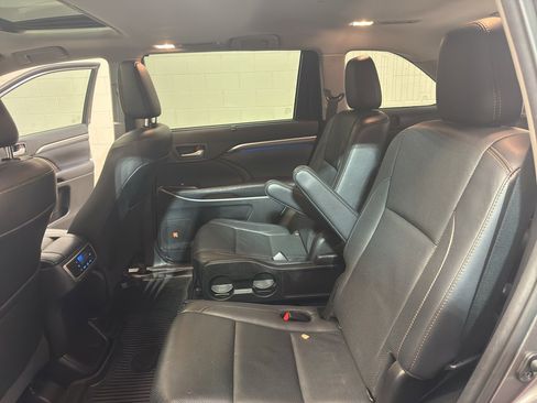 Used 2017 Toyota Highlander Limited image 29