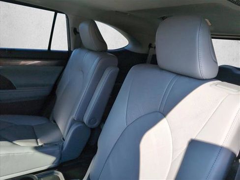 Used 2023 Toyota Highlander Platinum image 19