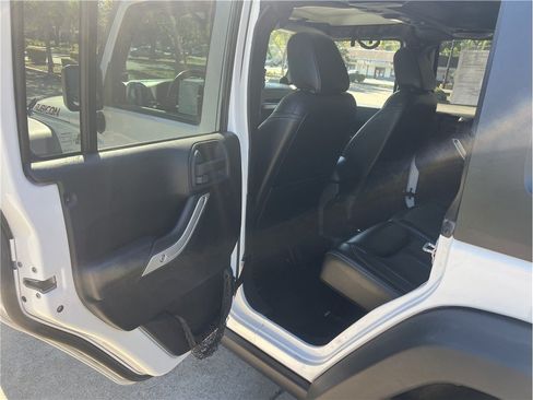 Used 2013 Jeep Wrangler Unlimited Rubicon AWD/4WD image 11
