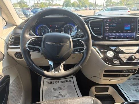 Used 2022 Chrysler Pacifica Touring-L FWD image 22