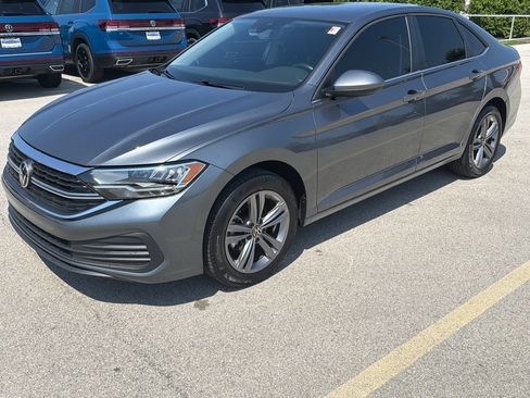 Used 2023 Volkswagen Jetta SE FWD image 3