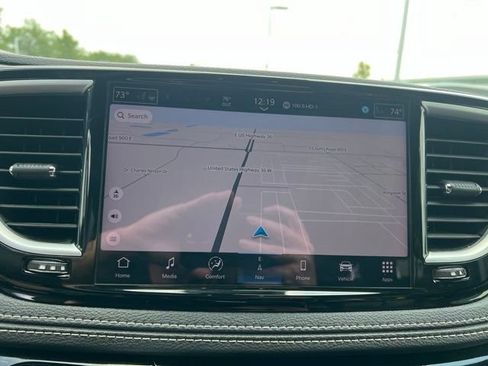 Used 2025 Chrysler Pacifica Limited FWD image 19