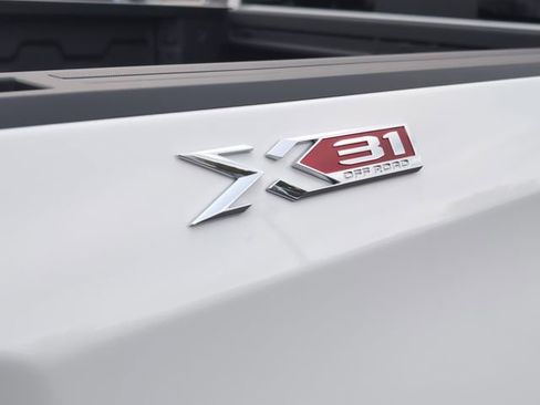 New 2026 GMC Sierra 1500 SLT image 9