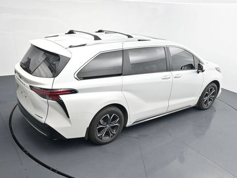 Used 2025 Toyota Sienna Platinum AWD/4WD image 16