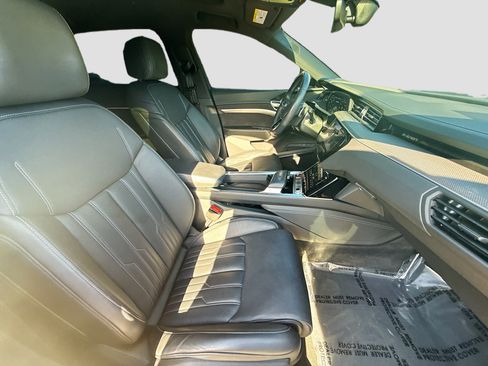 Used 2023 Audi e-tron S Premium Plus image 32