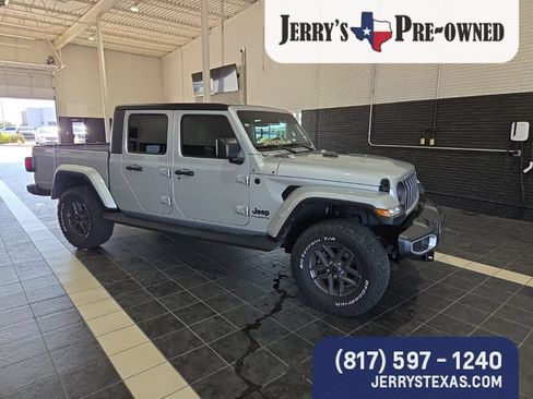 Used 2024 Jeep Gladiator Sport AWD/4WD image 2