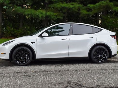 Used 2021 Tesla Model Y 2WD image 3