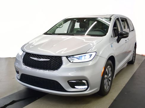 Used 2024 Chrysler Pacifica Limited FWD image 4