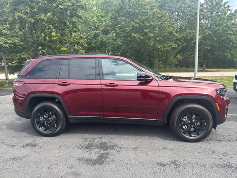 New 2025 Jeep Grand Cherokee Laredo image 7