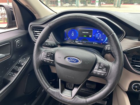Used 2020 Ford Escape Titanium image 31