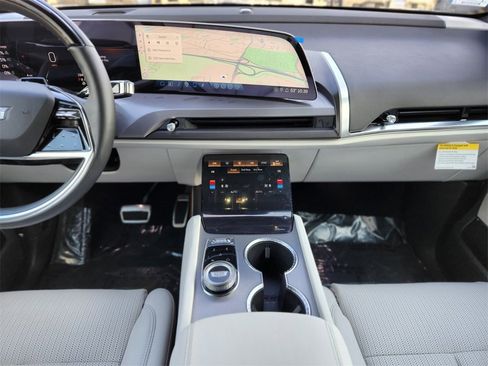 Used 2026 Cadillac Vistiq Luxury image 12