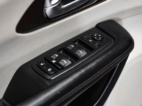 Used 2020 Chrysler Pacifica Limited image 38