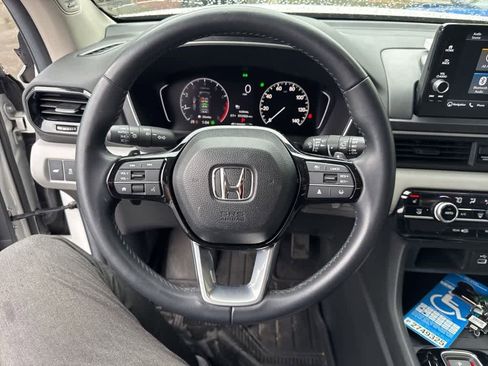 Used 2025 Honda Pilot Touring image 11
