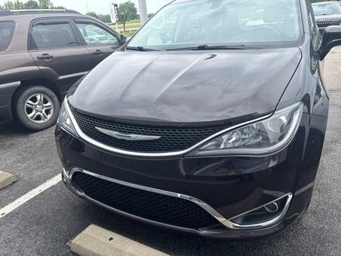 Used 2018 Chrysler Pacifica Touring Plus FWD image 4