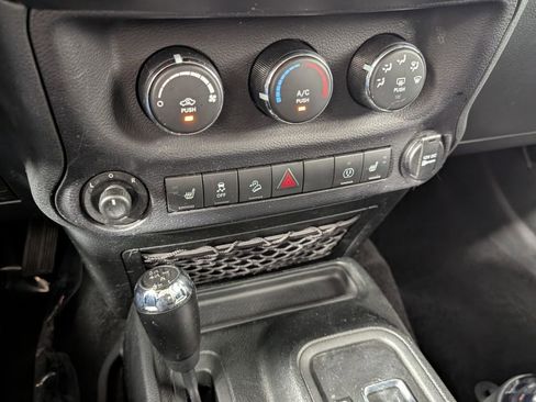 Used 2018 Jeep Wrangler Unlimited Sahara image 20