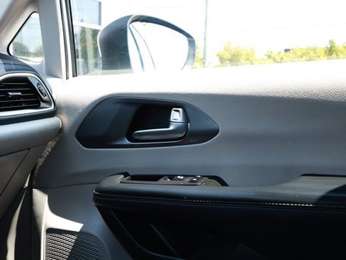 Used 2023 Chrysler Pacifica Touring-L FWD image 28