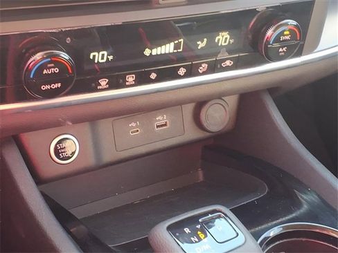 Used 2023 Nissan Rogue SV image 9