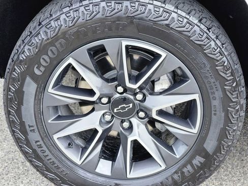 Used 2024 Chevrolet Tahoe Z71 w/ Luxury Package AWD/4WD image 10
